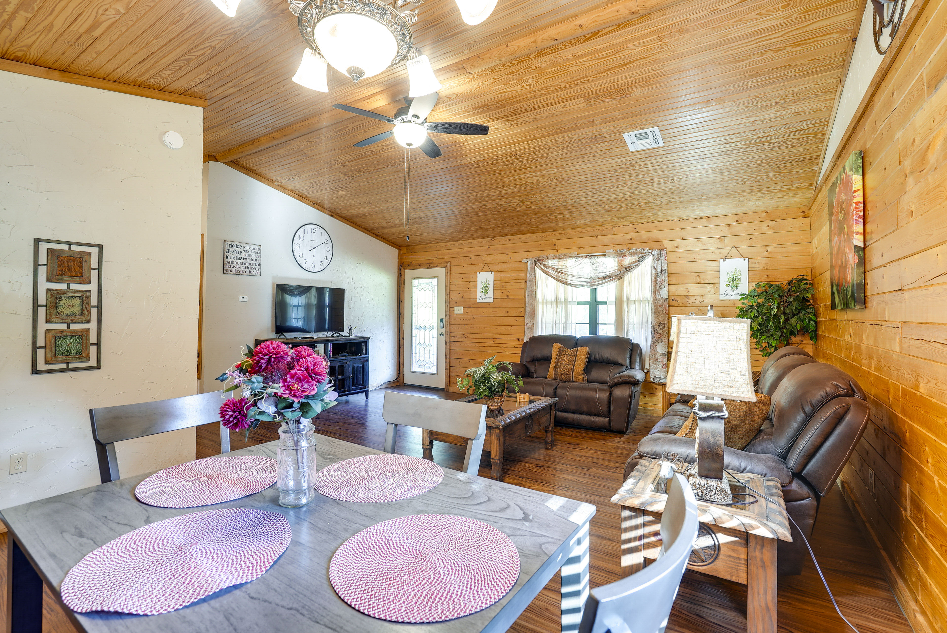 Kilgore Gem: Pet-Friendly Cabin w/ Duck Pond!