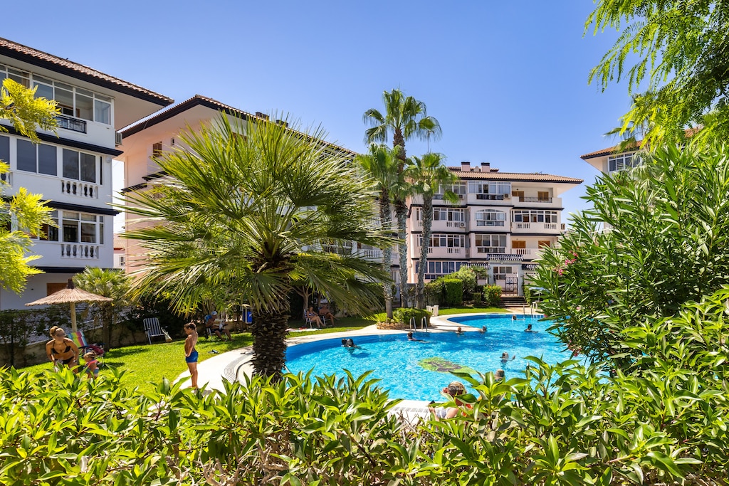Relaxation at its best – bask in the sun by the pool on a sunlounge bed