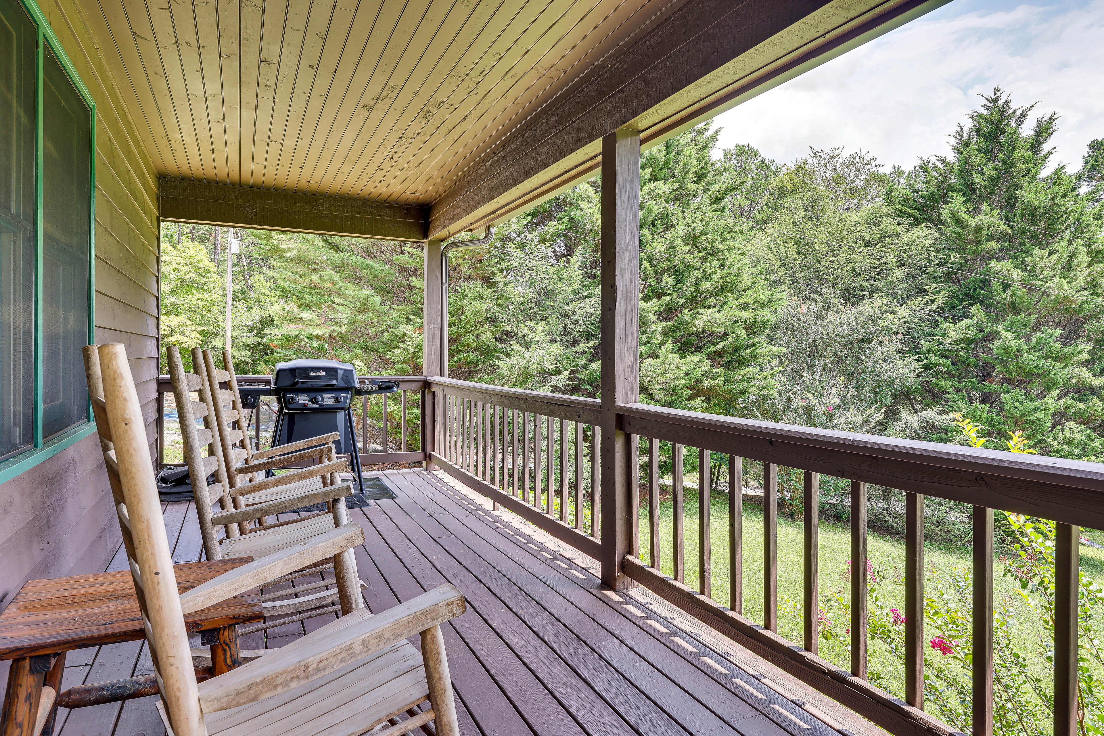 Blairsville Cabin w/ Fire Pit & Grill!