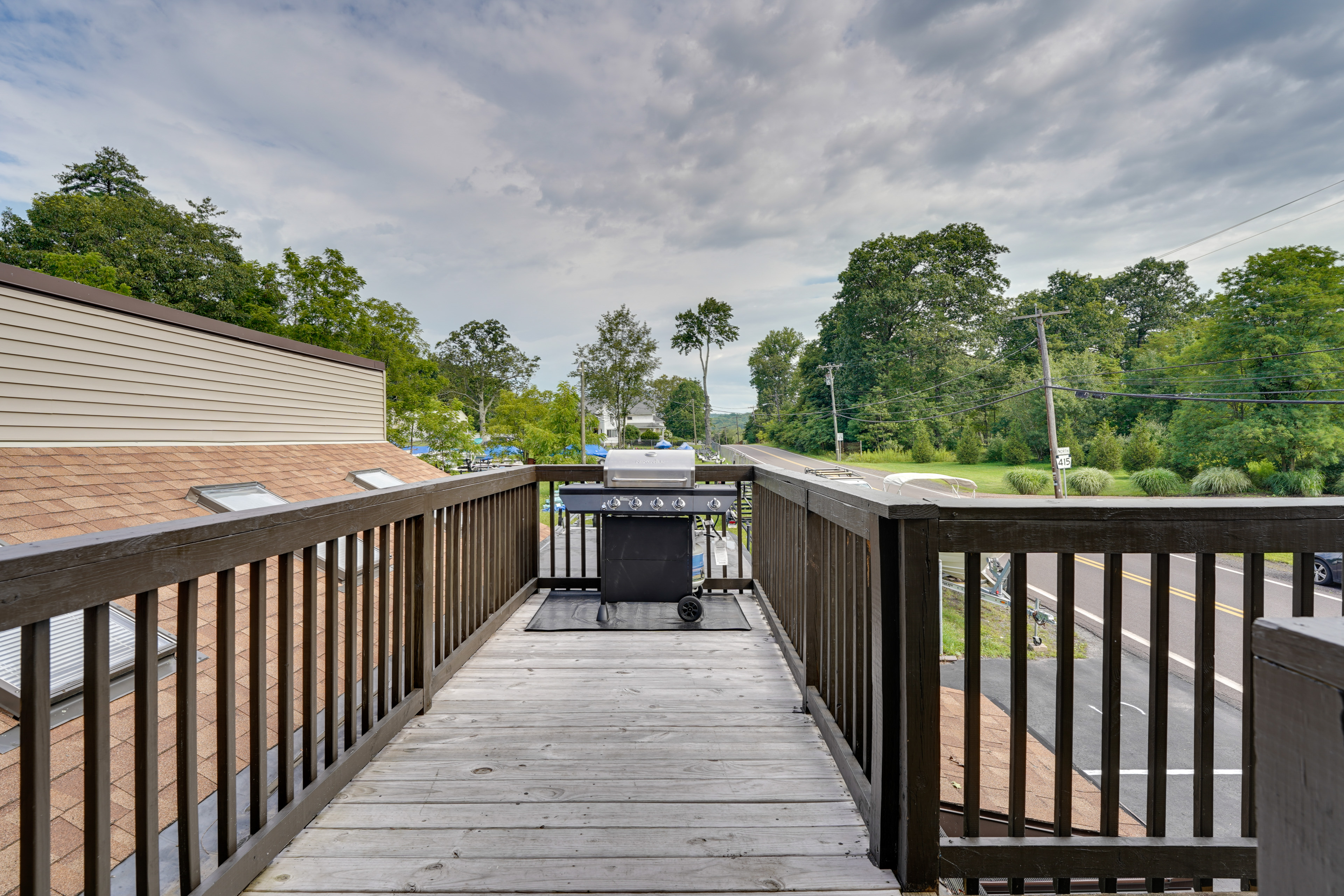 Second-Floor Harveys Lake Apartment with Deck!