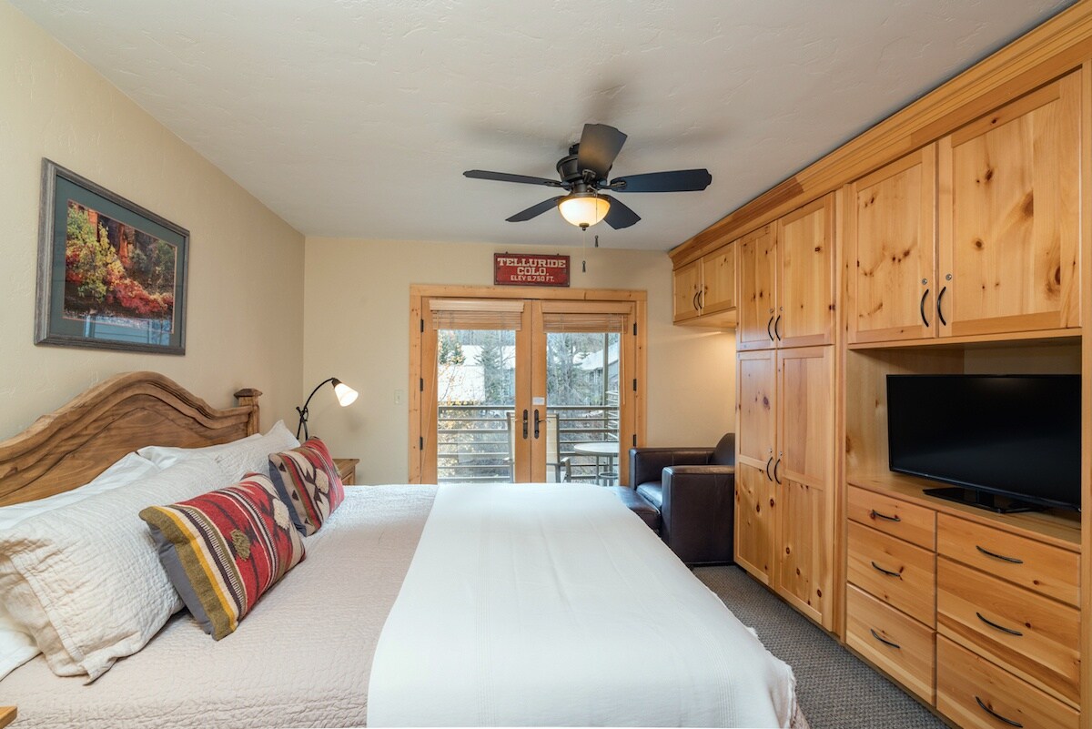 Viking Lodge 212 - the king master bedroom is super cosy and opens to a private balcony overlooking the river.