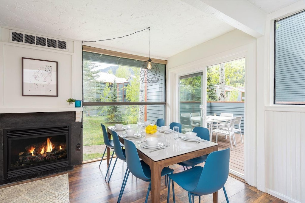 This fun, modern seats up to 8 for making mountain memories.