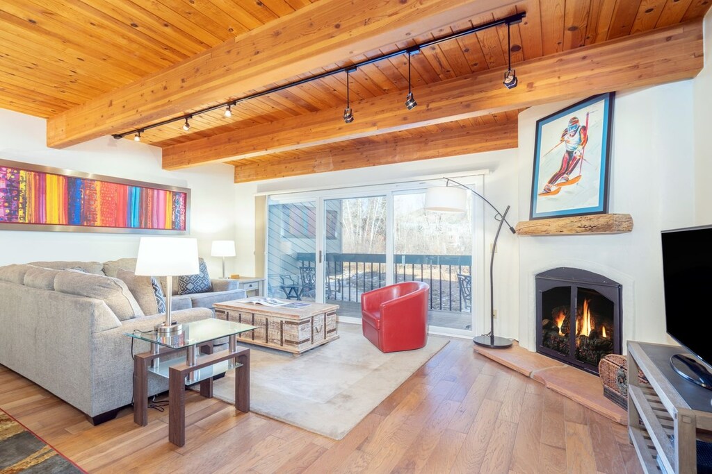 Riverside C02 in Telluride has a gas fireplace.