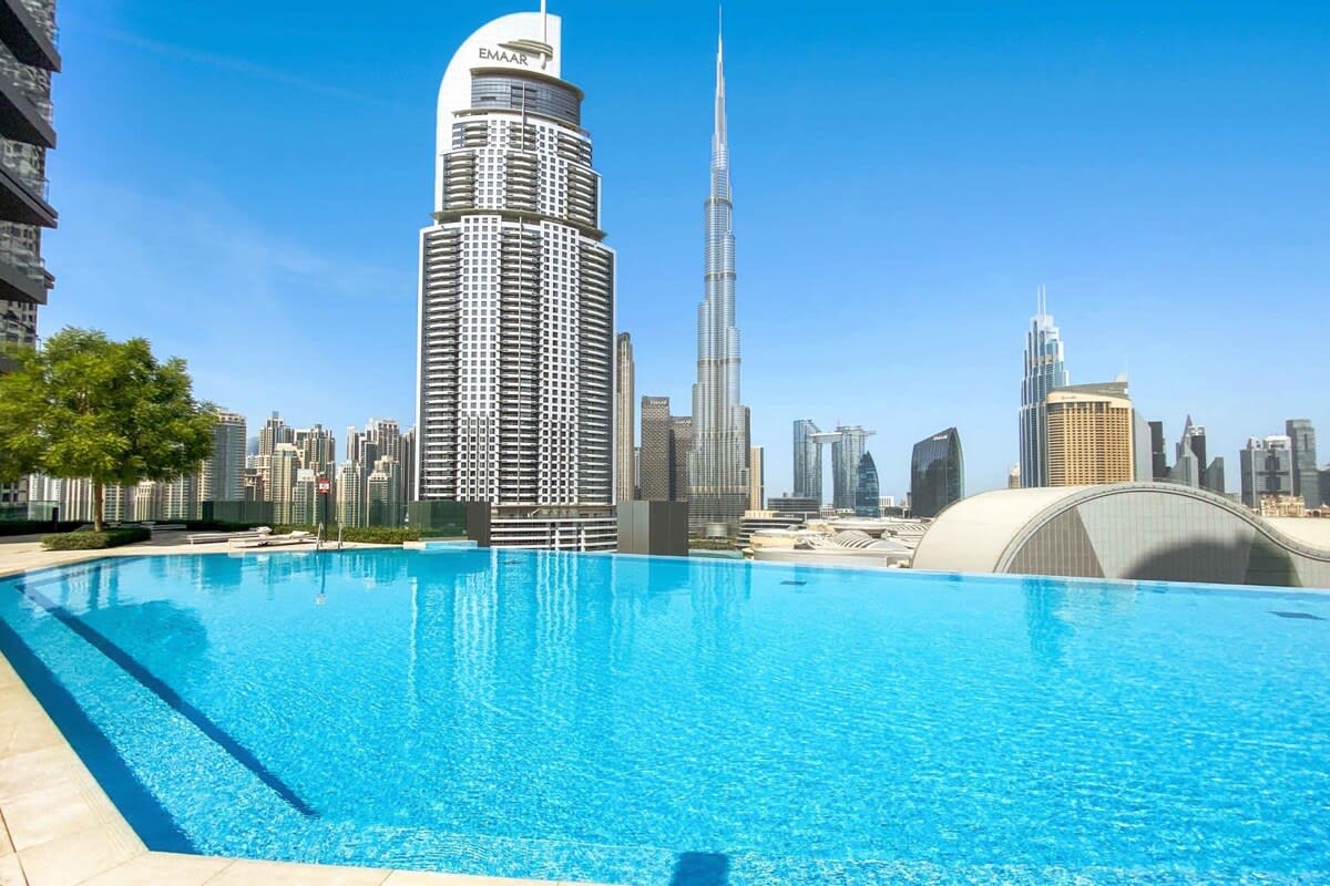 Large Pool with stunning view