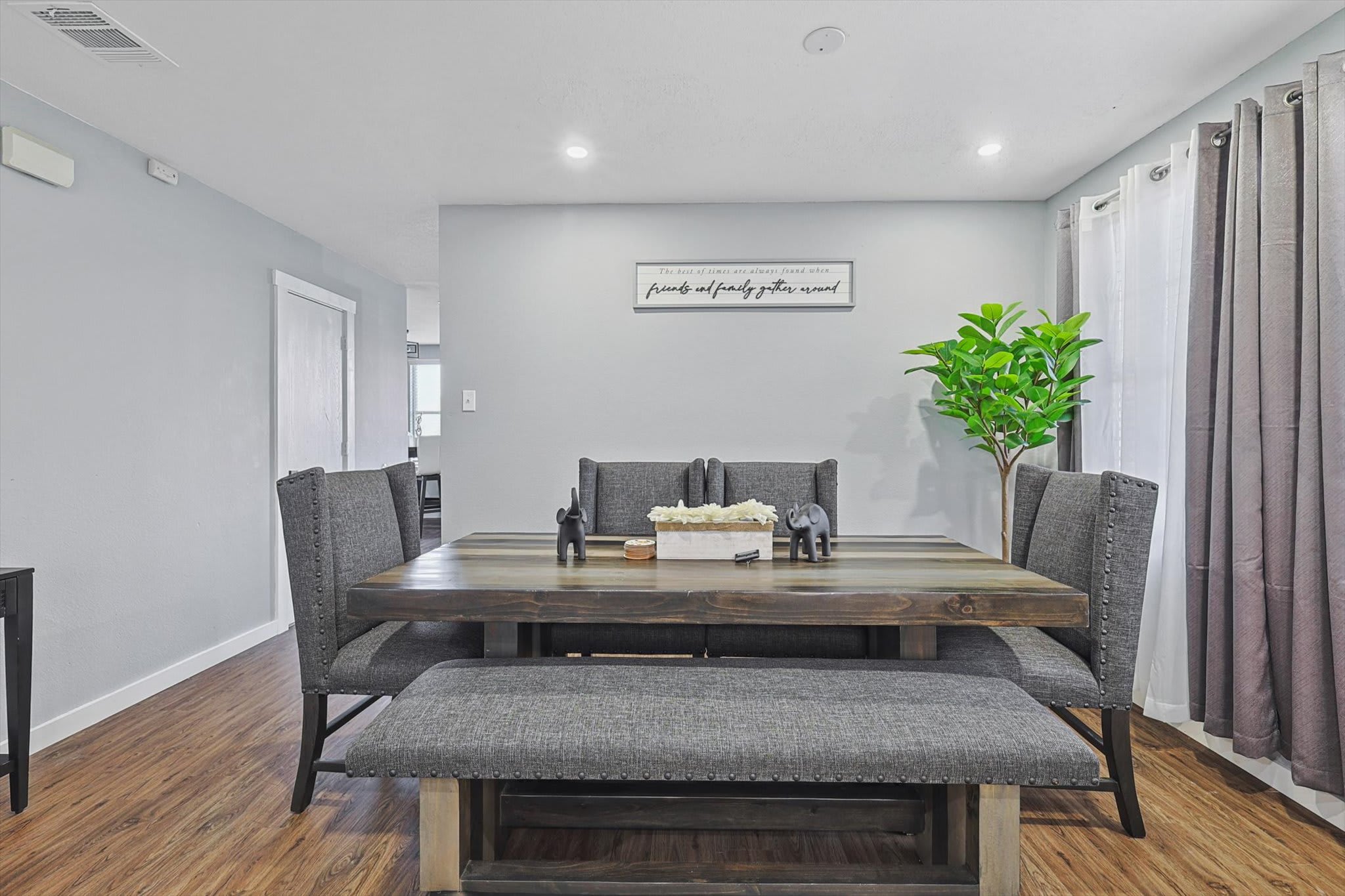Gather around with friends and family at this stylish dinner table. The decor and furnishings offer you a restaurant-like environment without any of the hassle!
