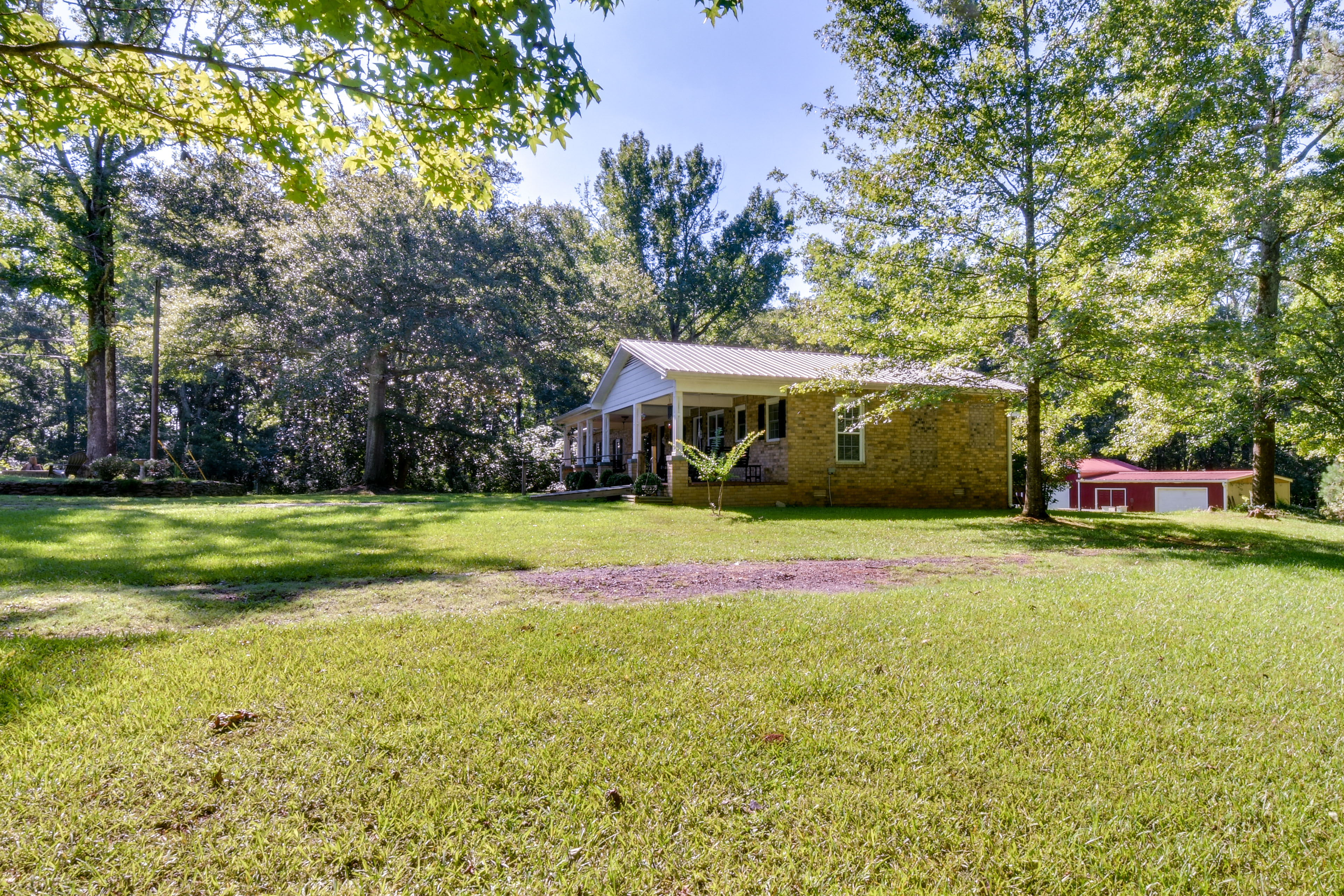 Charming Duplex: 12 Mi to UGA & Sanford Stadium!