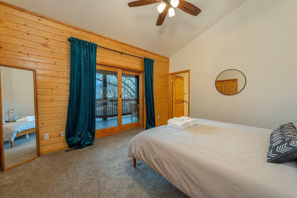 Spacious main floor bedroom with on suite bathroom Spacious main floor bedroom with on suite bathroom