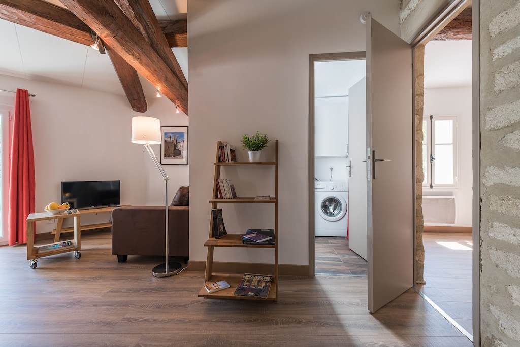 Apartment with tv and internet e washing machine