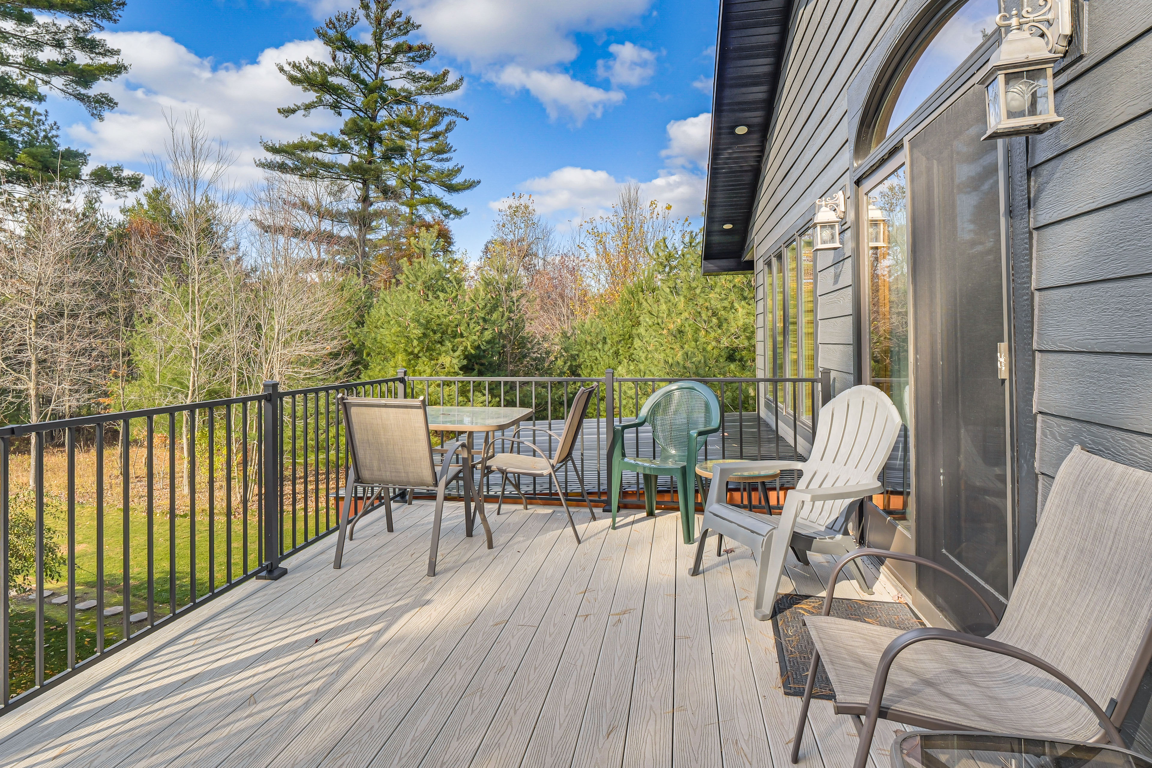 Lake Arbutus Cabin: Private Deck & Hot Tub!