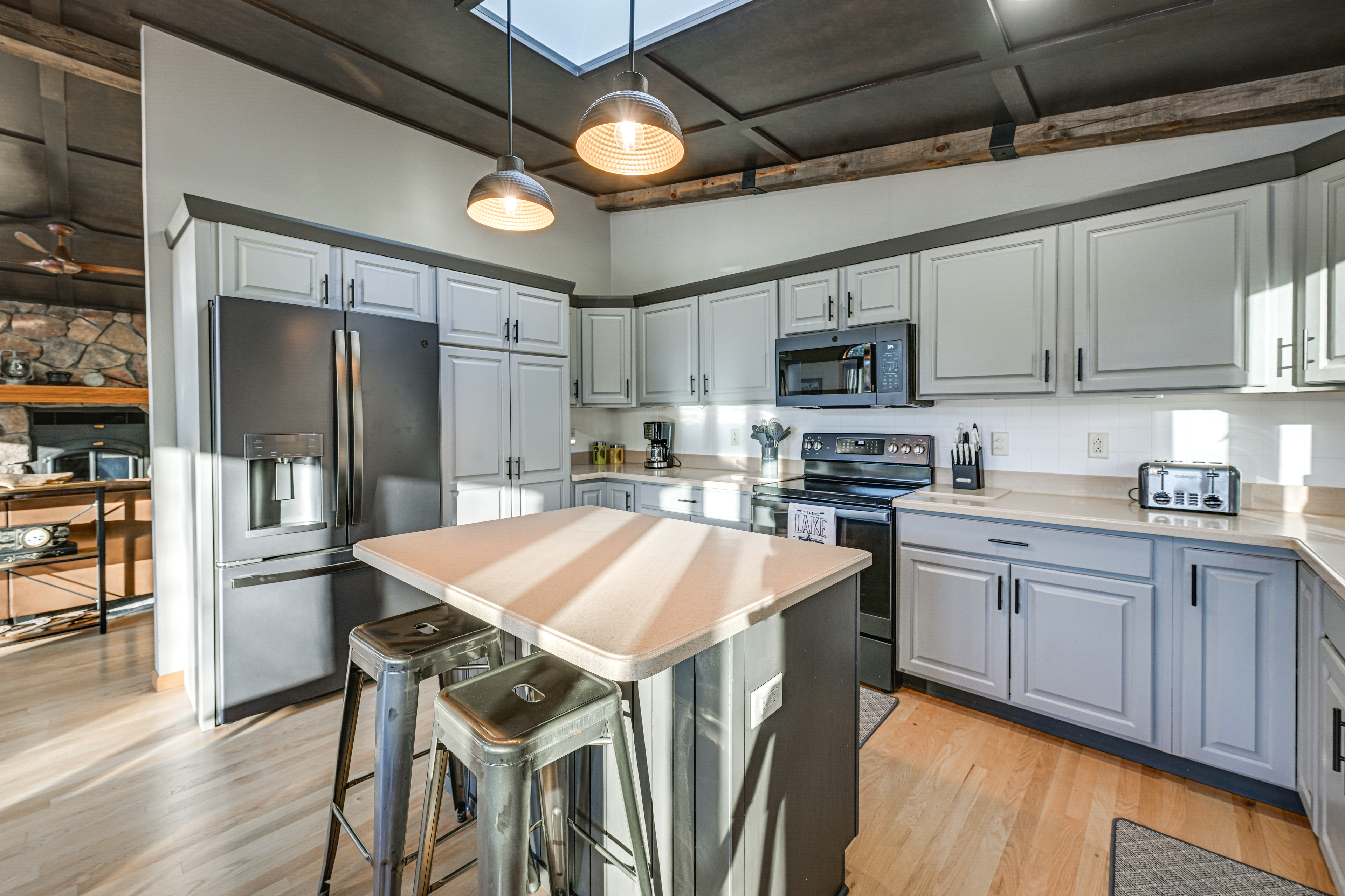 Game Room + Hot Tub: Waterfront Lake Arbutus Cabin