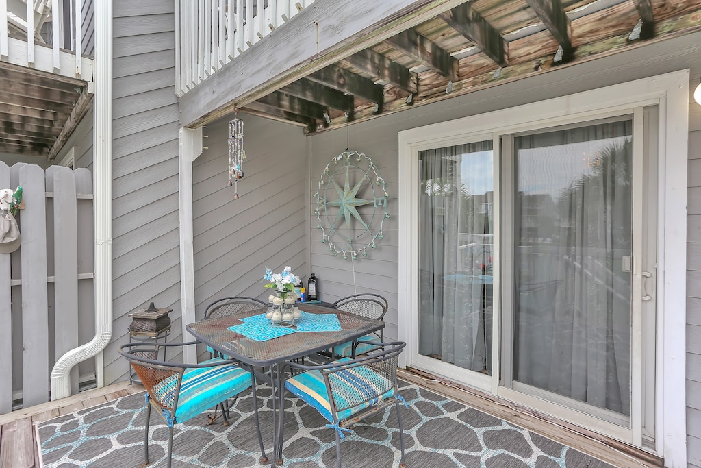 Main Floor Deck - Dining