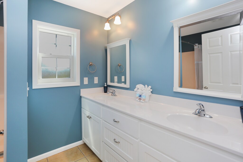 Full Bath - Main Floor