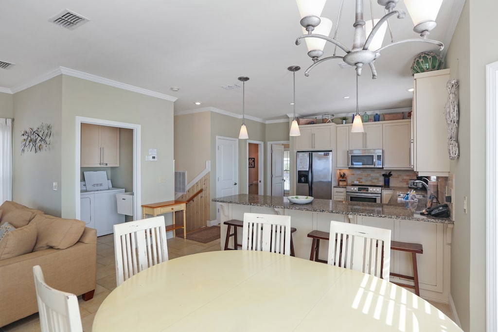 Dining Area & Kitchen