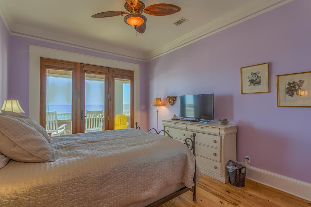 Bedroom_2_TV_&_View