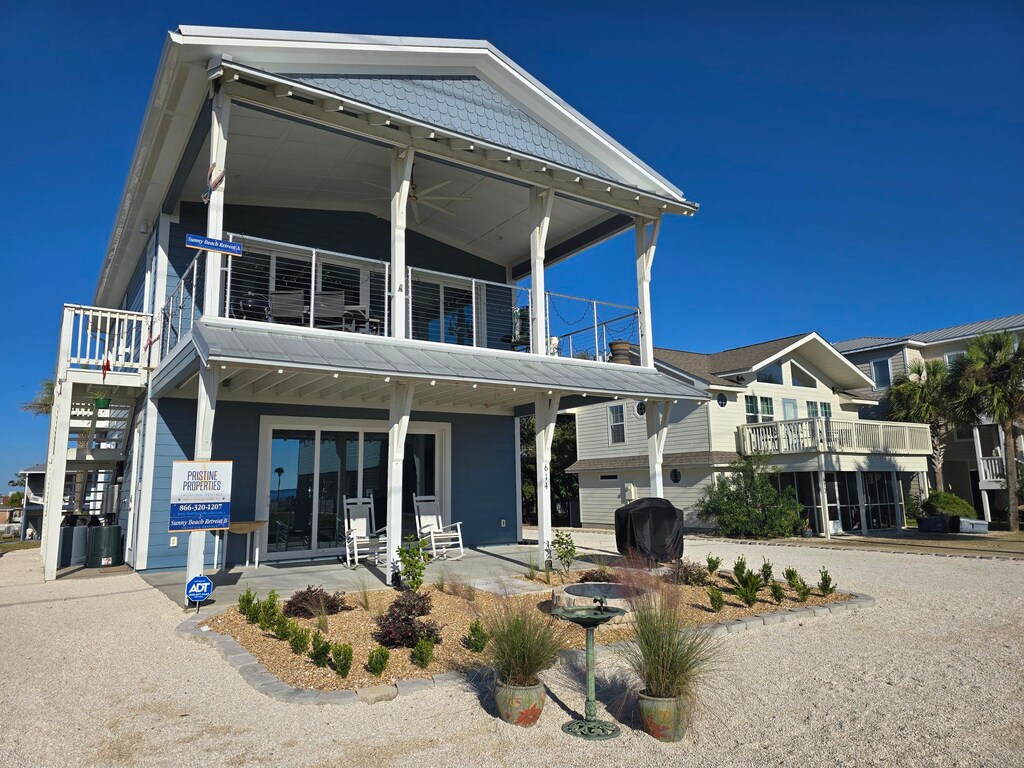 Roadside Exterior of the Sunny Breeze