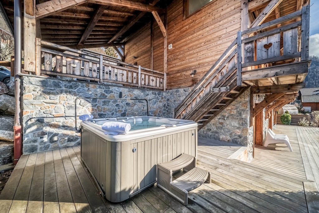 Spa: Outdoor spa tub