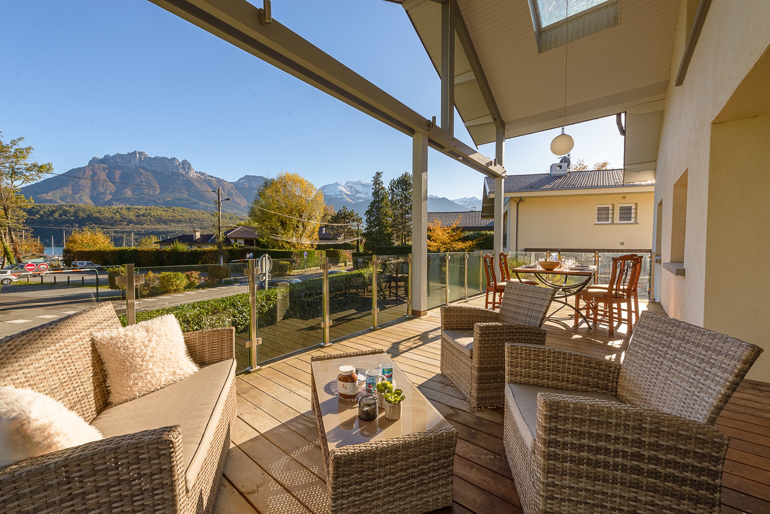 Balcony with lake view 