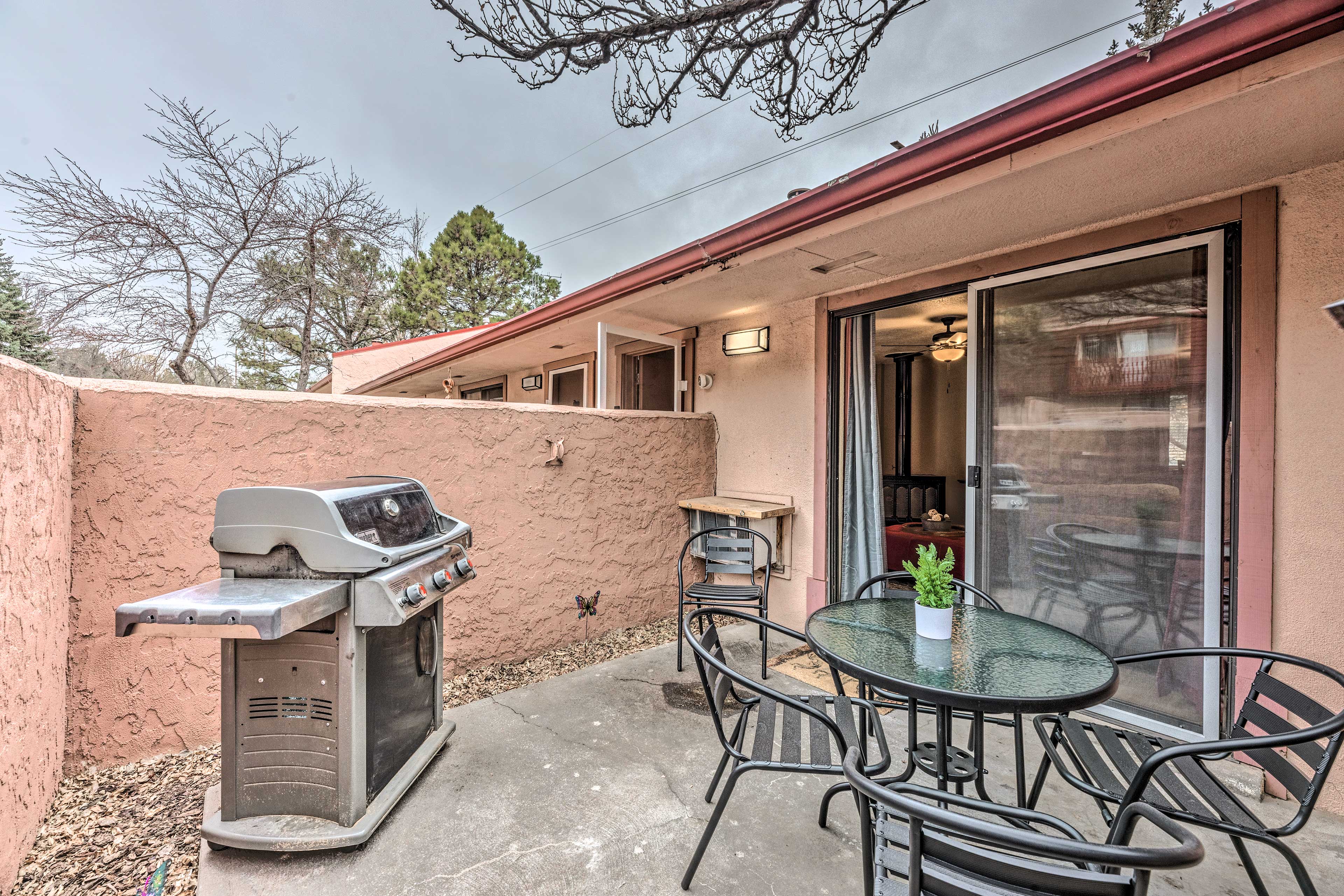 Pet-Friendly Condo - 2 Mi to Ruidoso Downs!