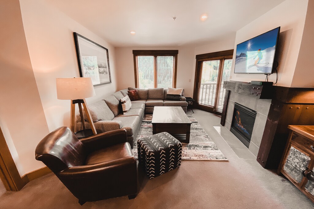 Modern condo in the Village!