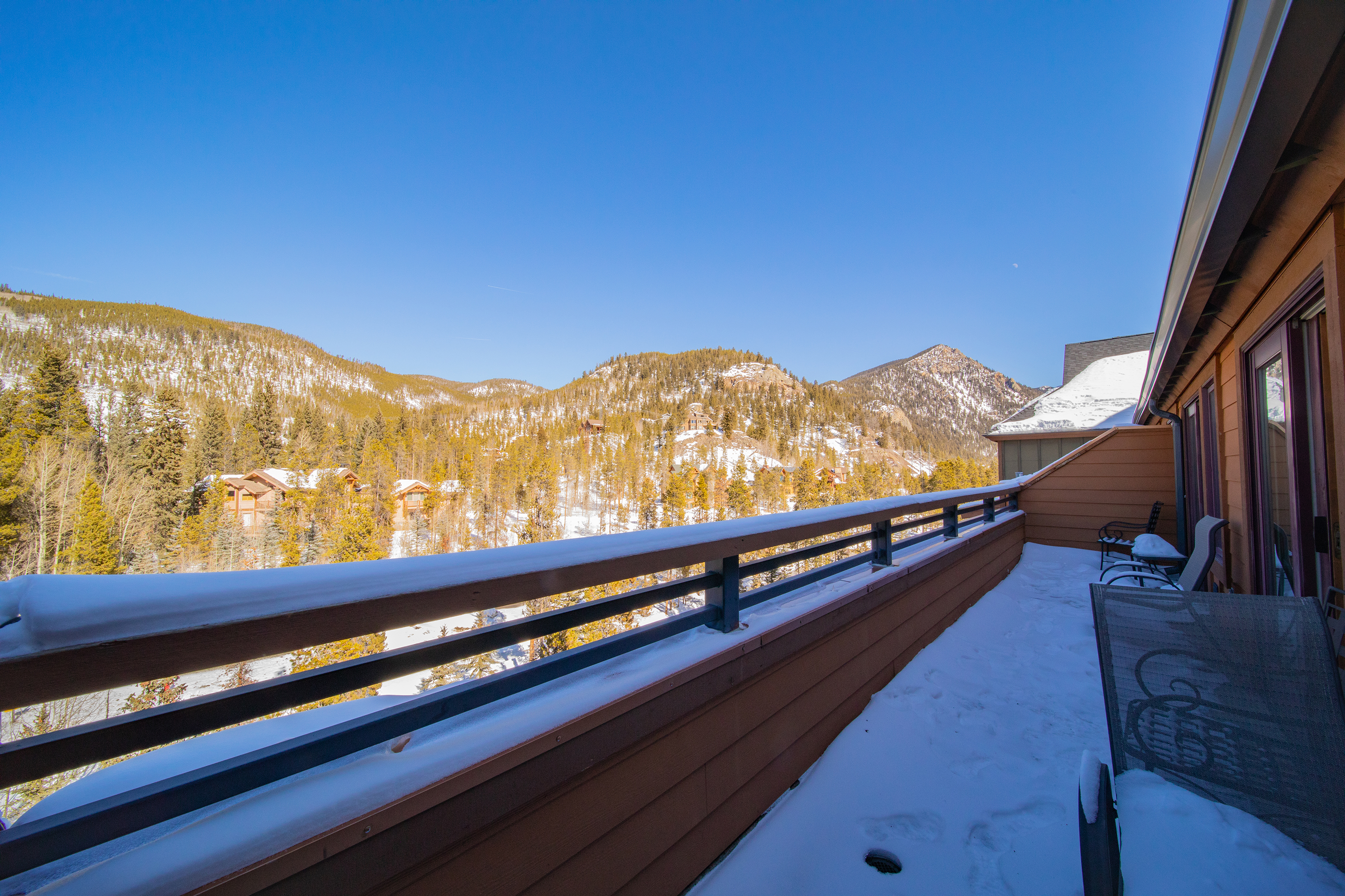 Top floor balcony with mountain views!