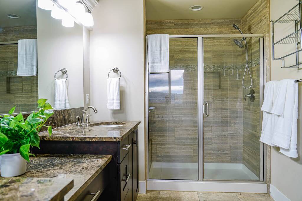 Stylish en-suite bath of the master suite