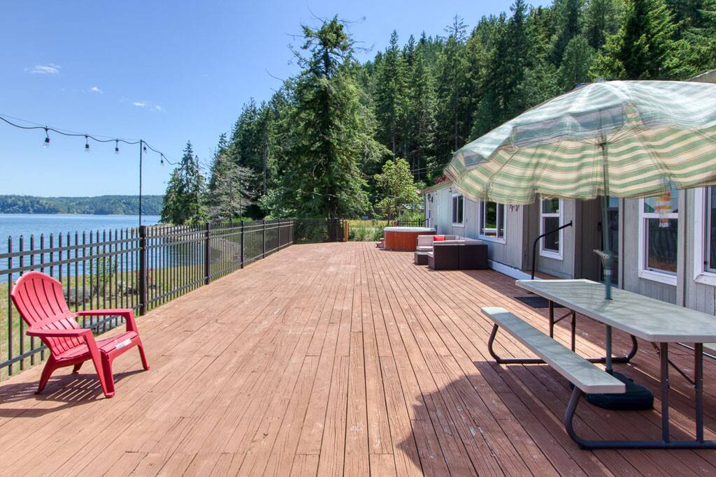 Large deck and enjoy the view in hot tub