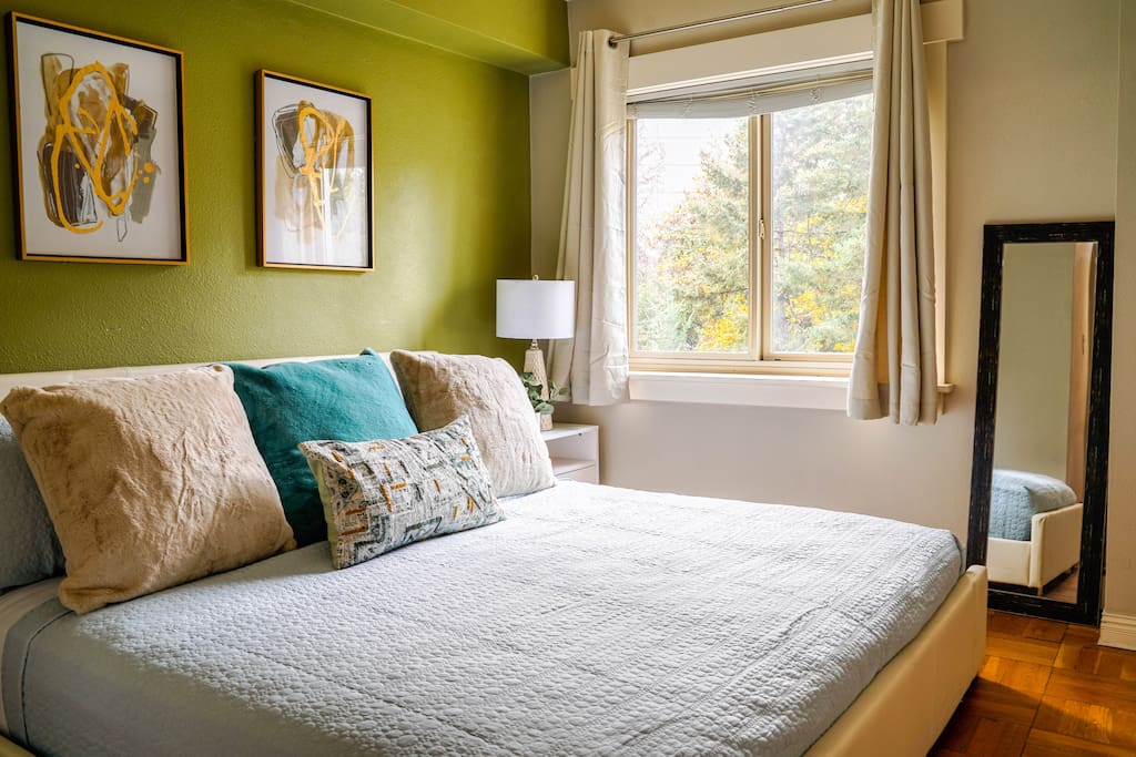 Enjoy a restful night in this bedroom with a king size memory foam mattress