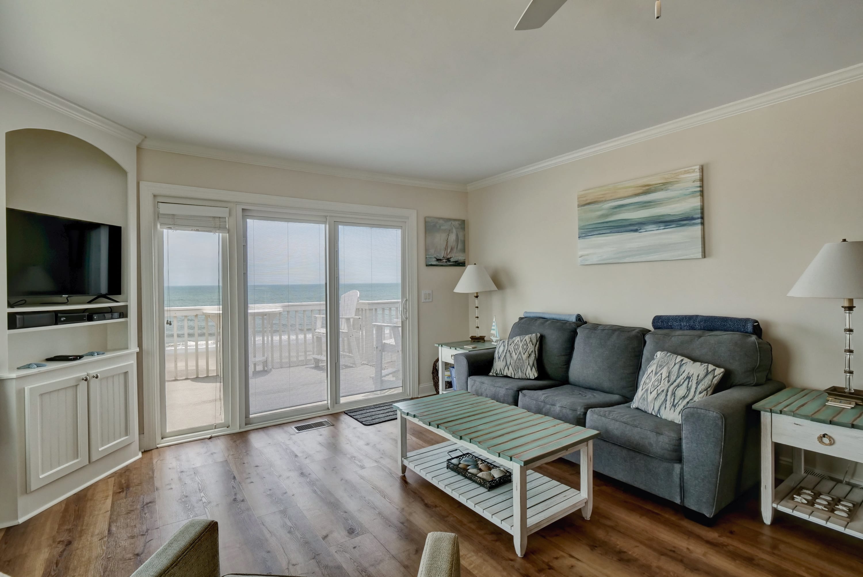 Cozy and Comfy beachfront w/great view! Pools and Gym! Home Rental in