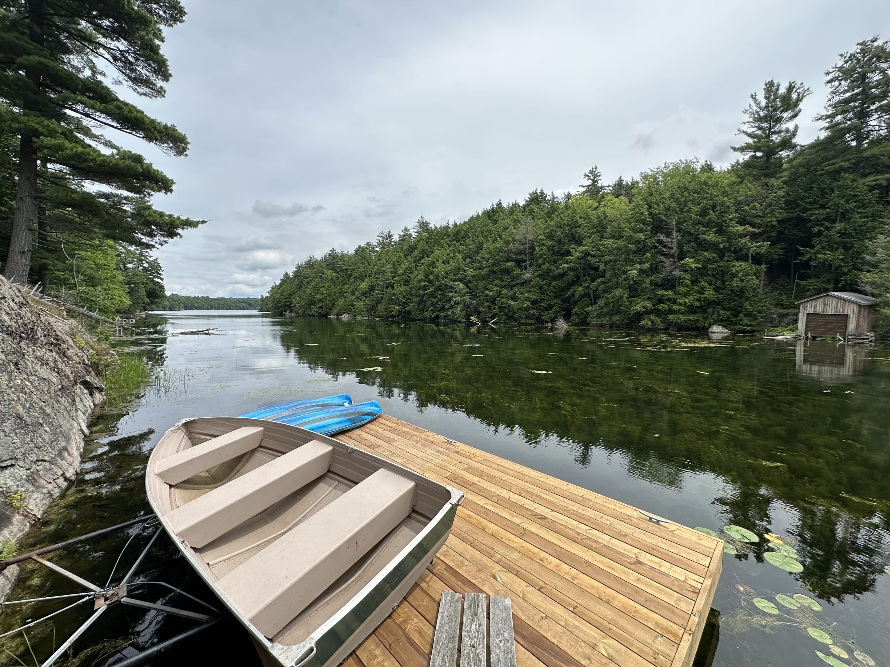 Relaxing and private waterfront log cabin Home Rental in Seeley's Bay