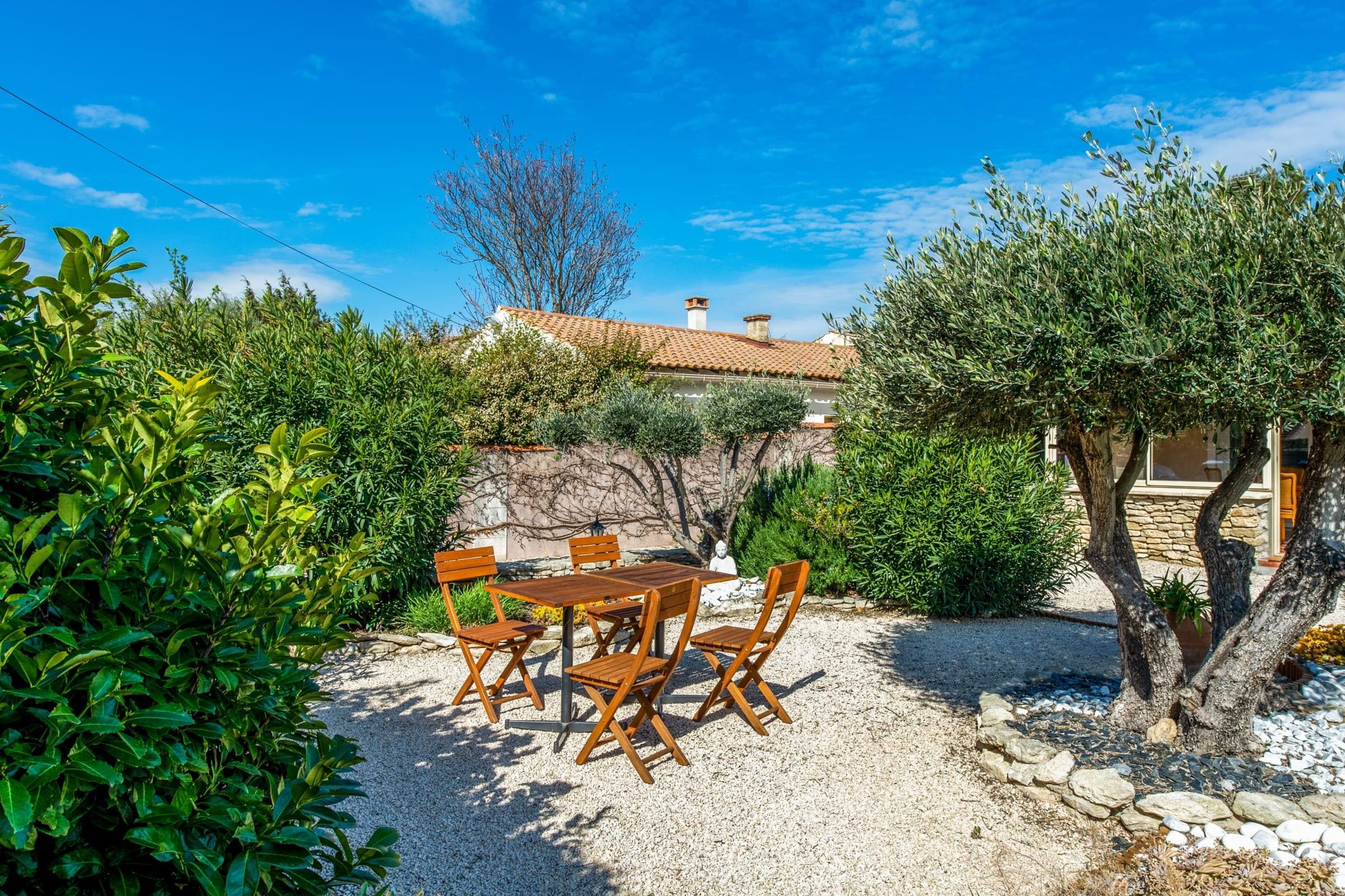 Property Image 2 - House with pool and garden at the doors of Avignon