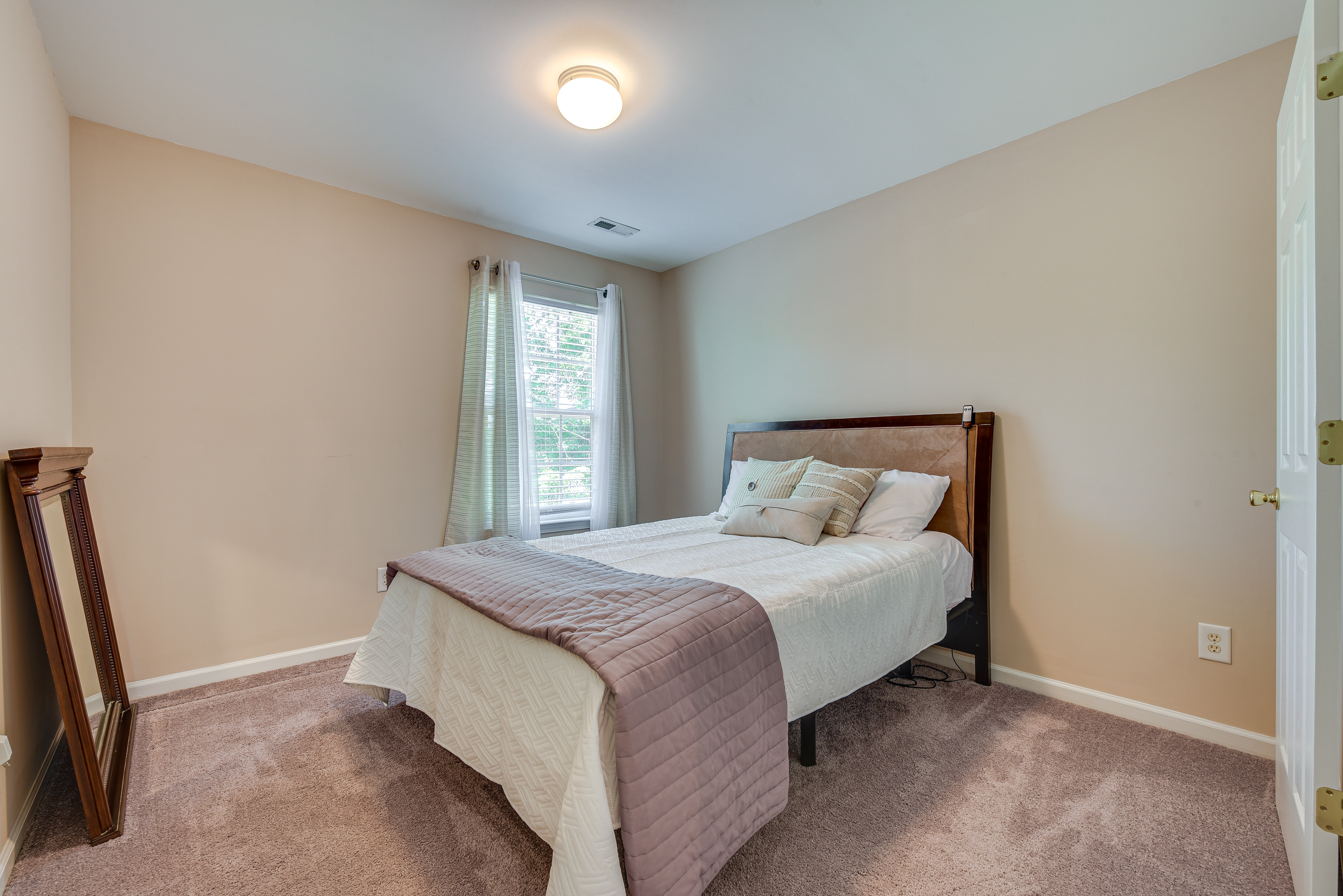 Charlotte Townhome w/ Deck: 18 Mi to Downtown!