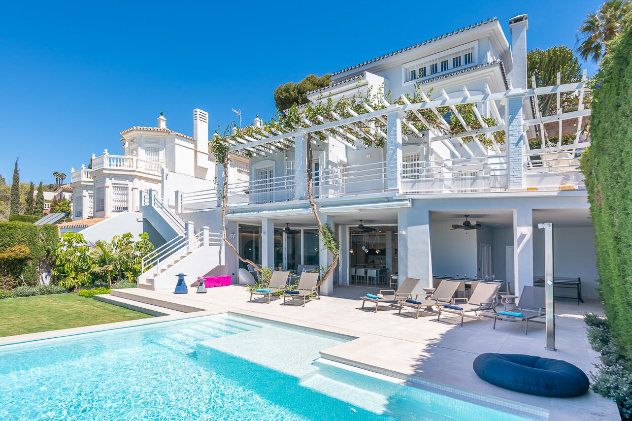 Property Image 2 - Stunning six-bedroom Villa with panoramic sea views and a luxurious pool.