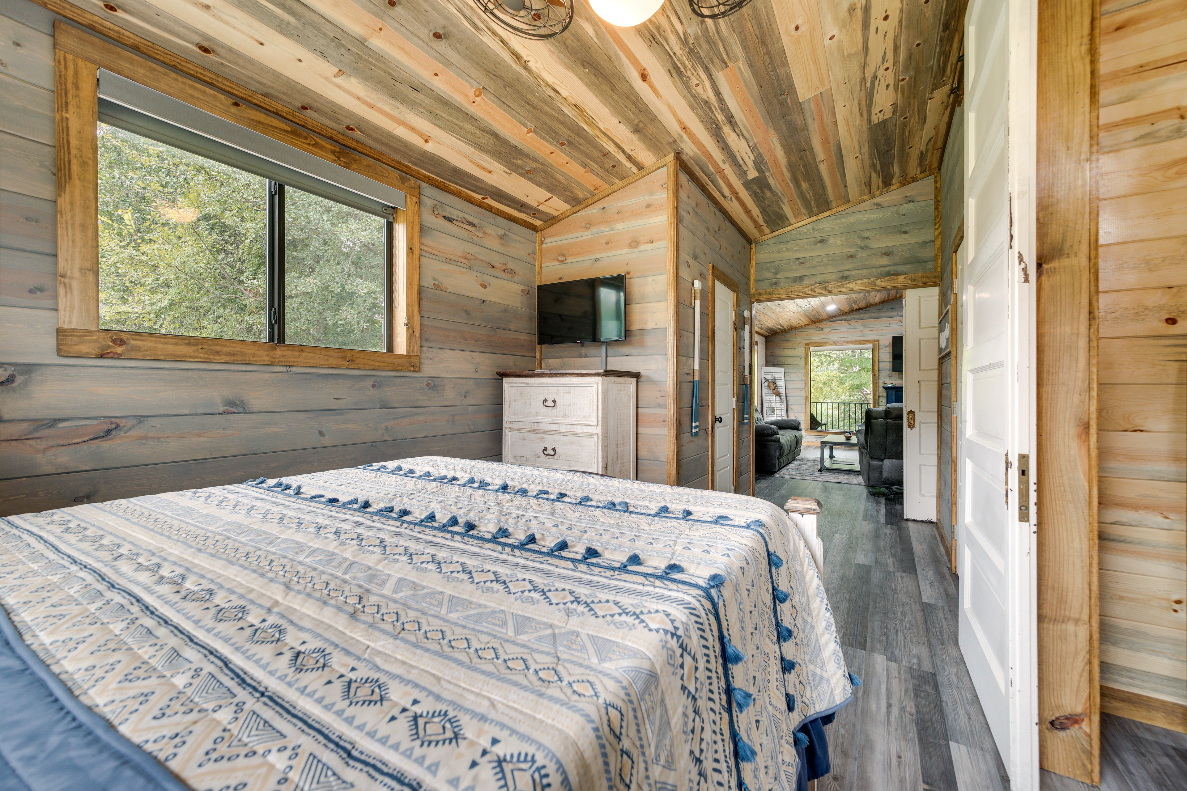 Riverfront Broken Bow Cabin w/ Private Hot Tub!