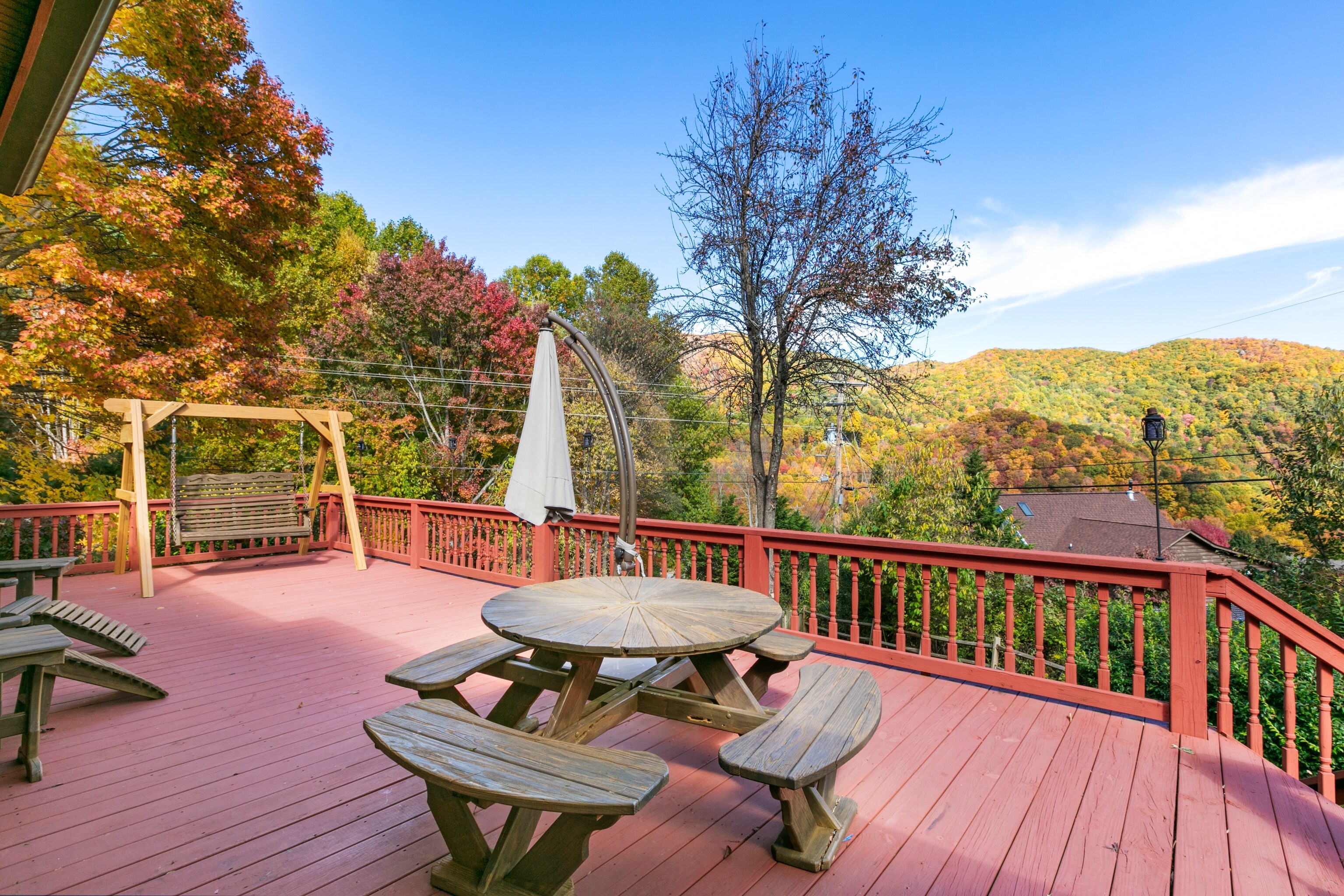 Al fresco dining on the deck.