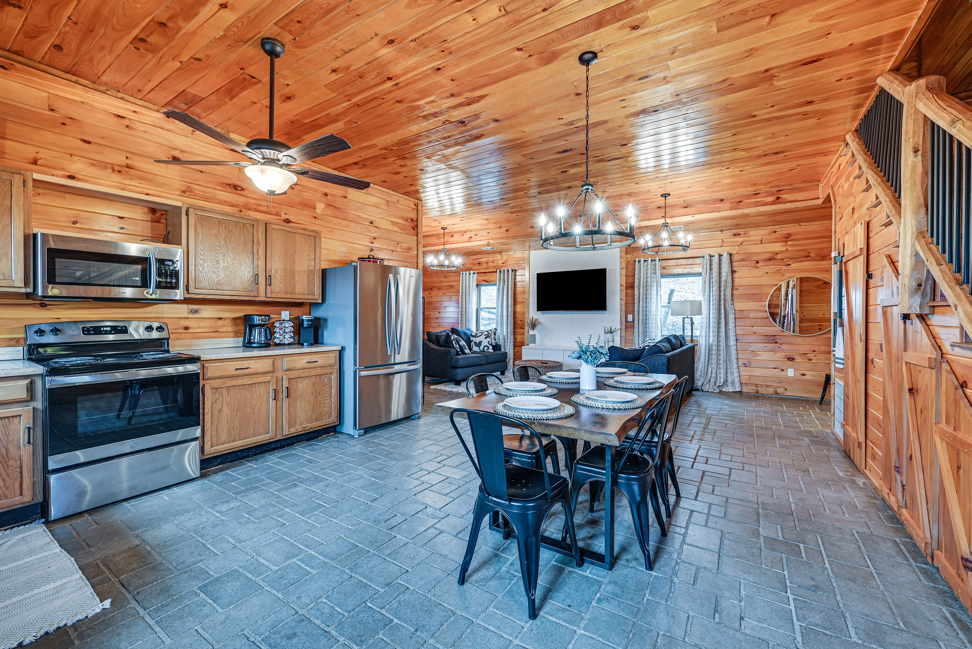 Private Hot Tub, Arcade Game: Bee Spring Cabin