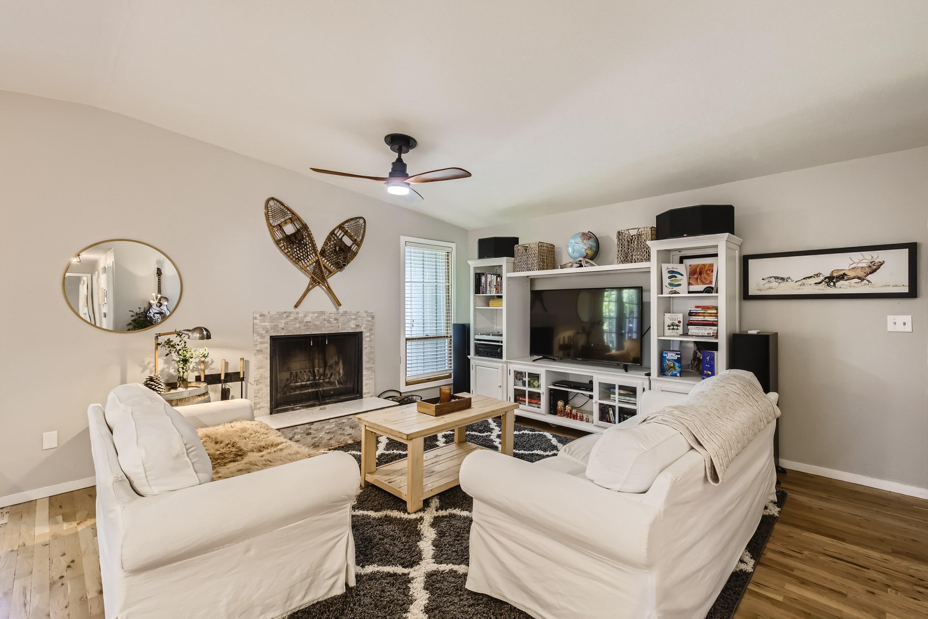 Living Room - Smart TV and Fireplace 