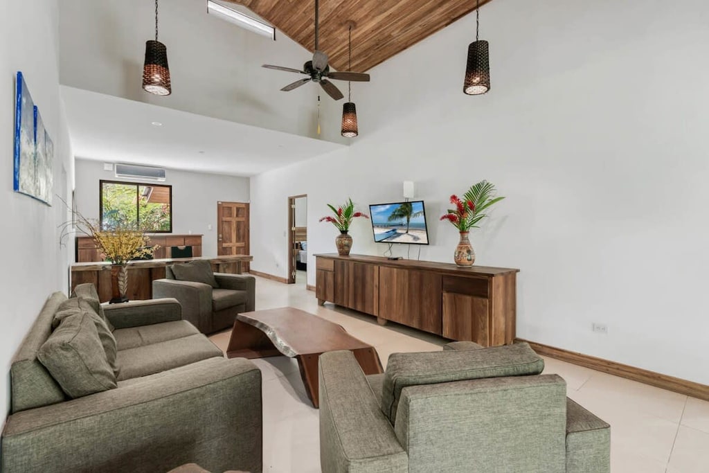 Spacious Living room