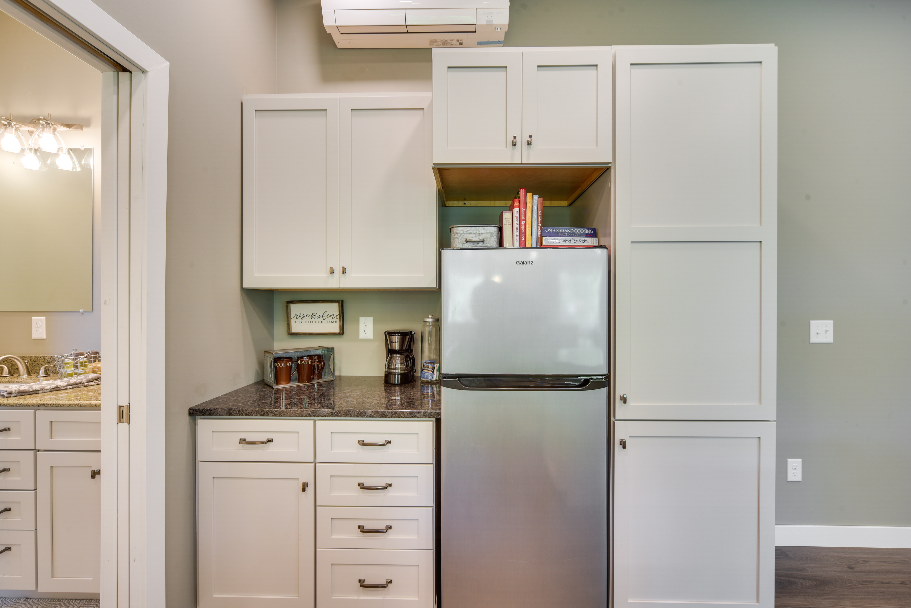 Walk to Lake Superior & Beach: Modern Retreat