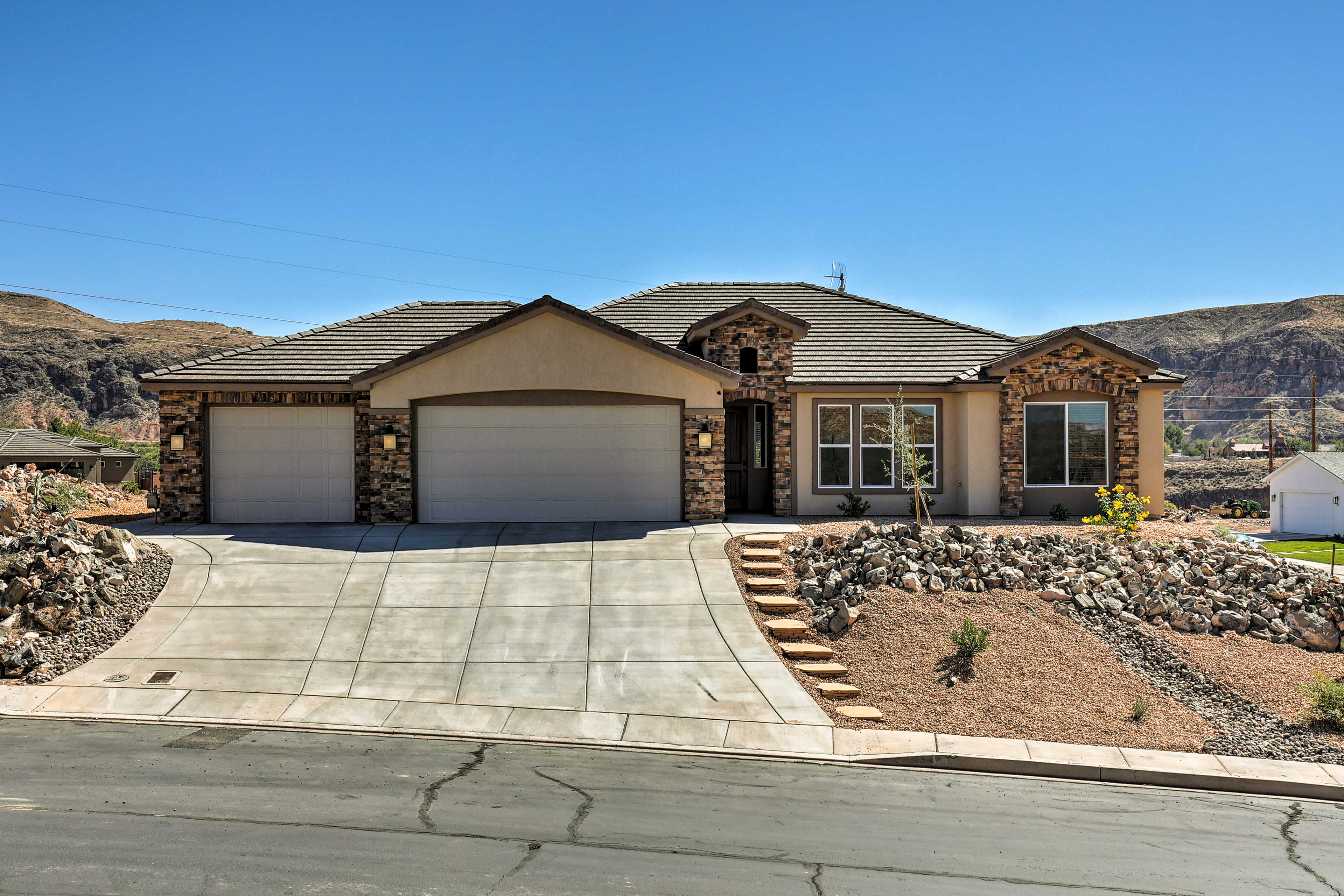 Property Image 2 - La Verkin Home w/ Hot Tub, Kayaks, & Bikes!