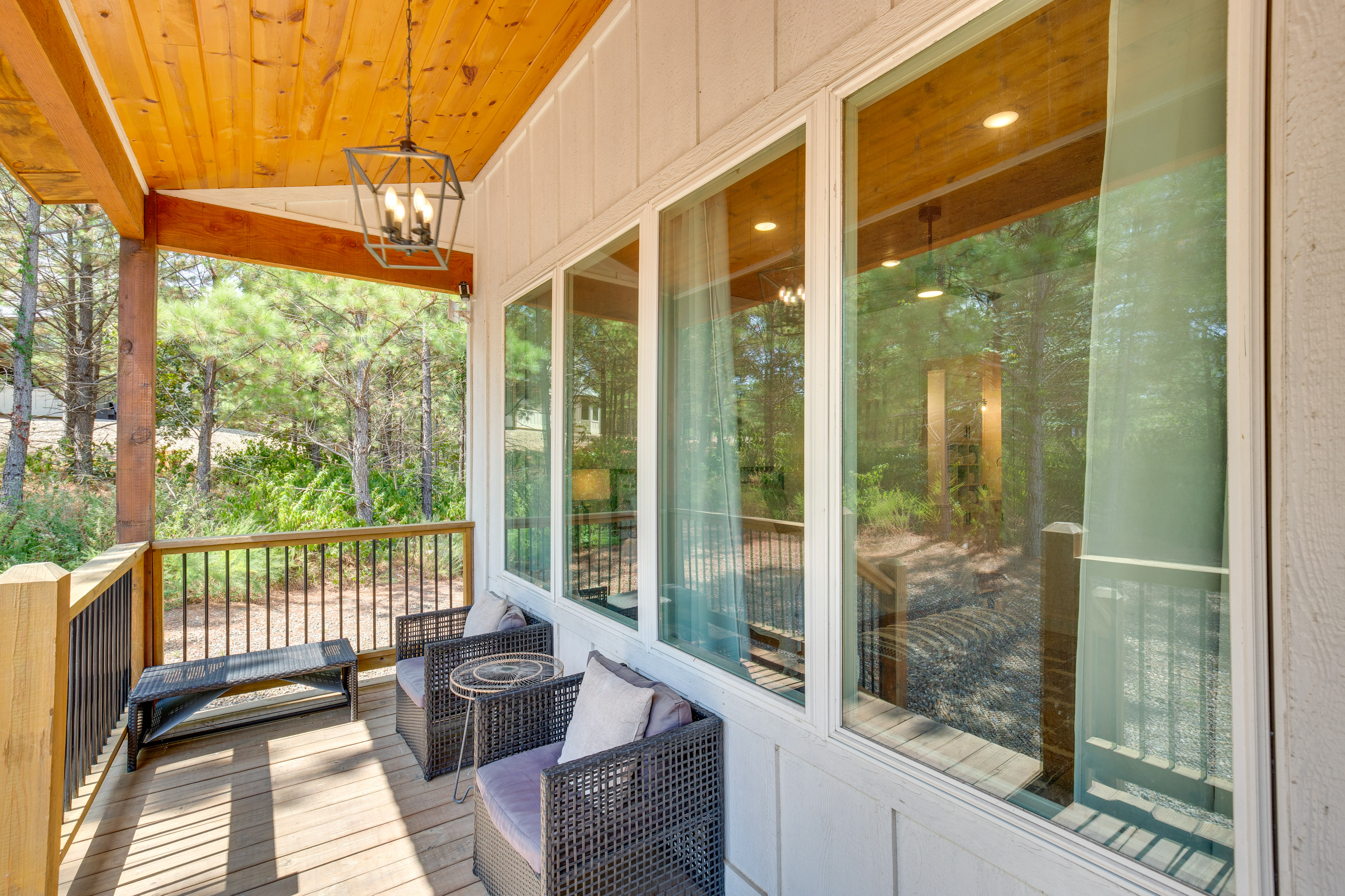 Luxe Broken Bow Cabin: Hot Tub & Outdoor Fireplace