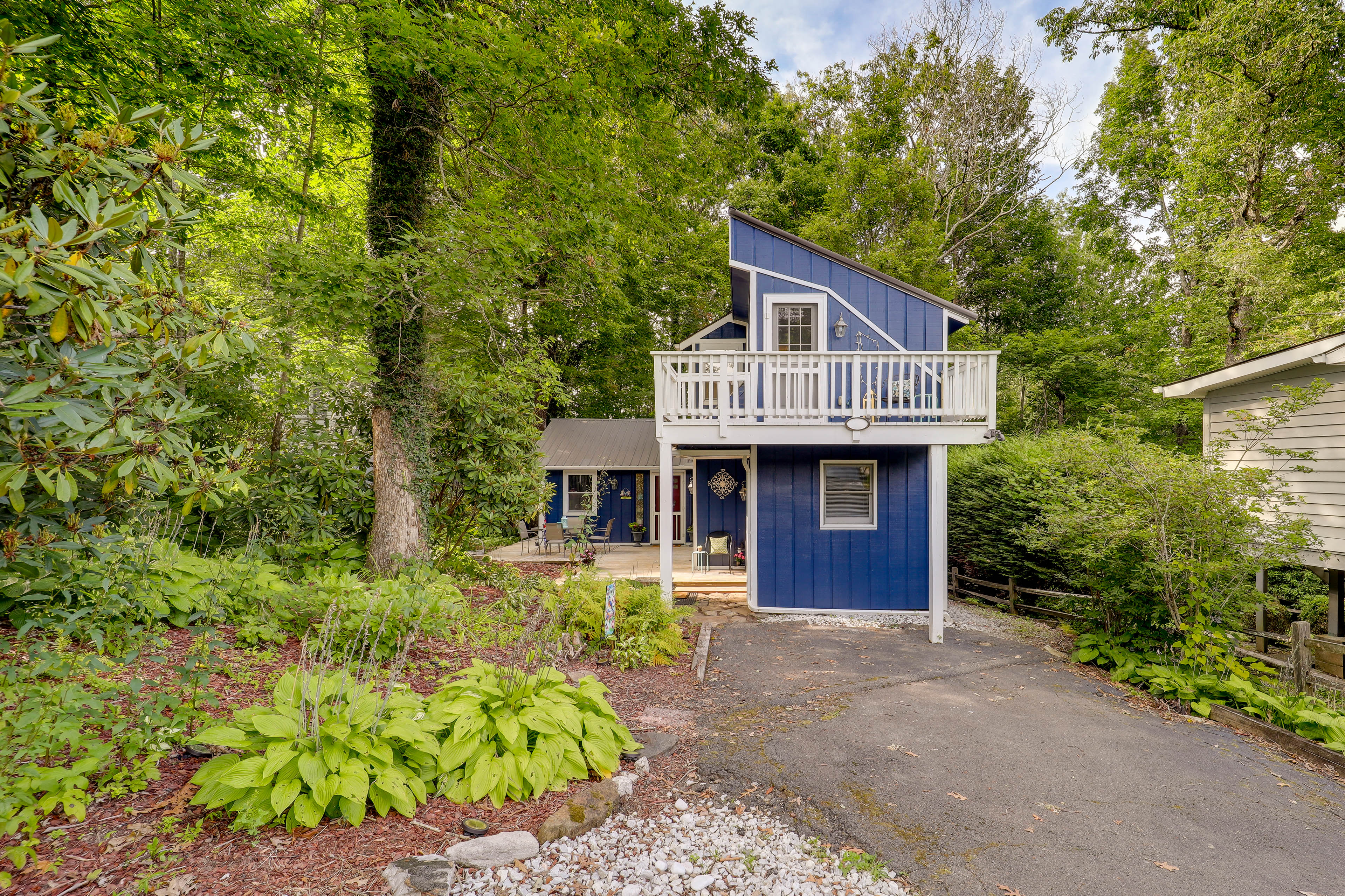 ‘Bluebird Cottage’ in Newland Near Hiking & Skiing