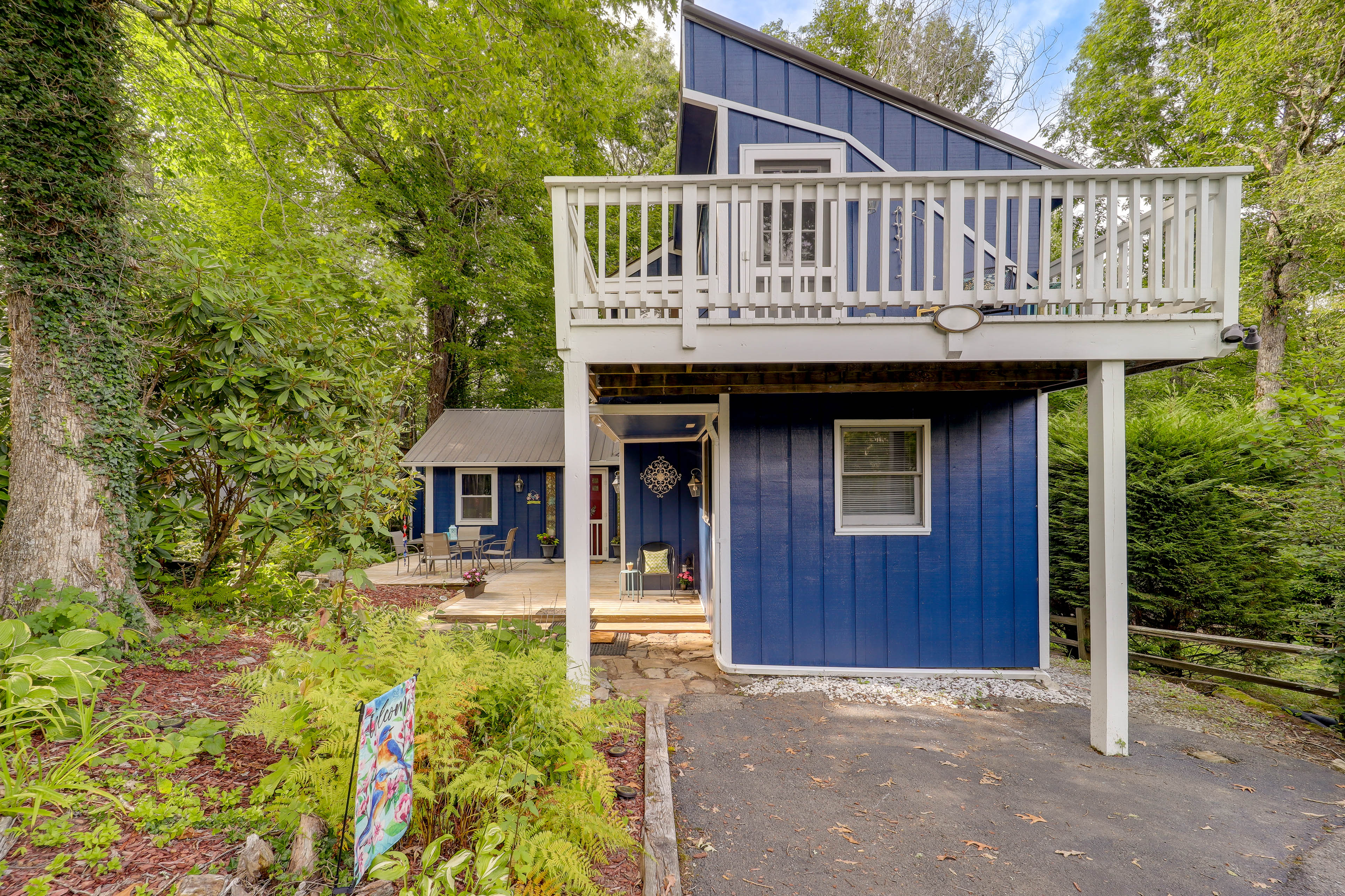 Property Image 1 - ‘Bluebird Cottage’ in Newland Near Hiking & Skiing