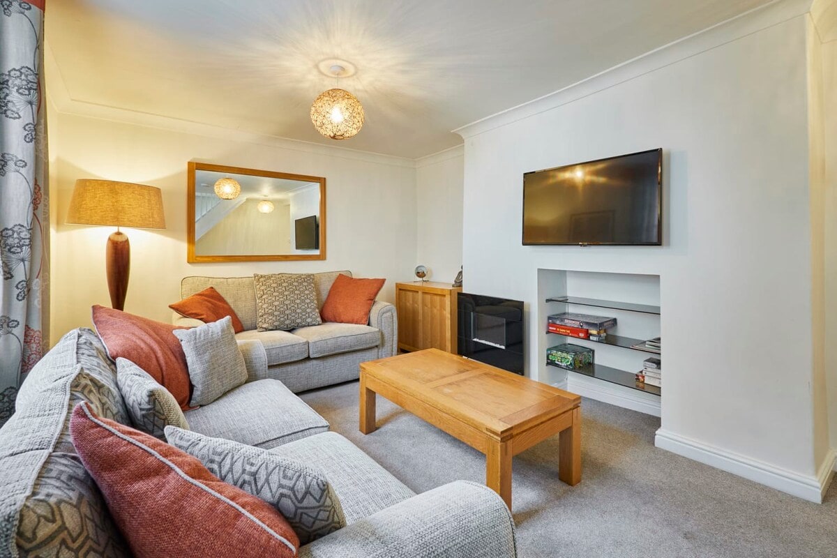 Spring Bank Cottage, Whitby - Host & Stay