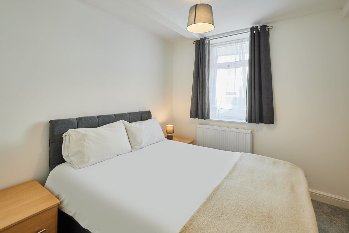 The Globe, Apartment 3, Guisborough - Host & Stay