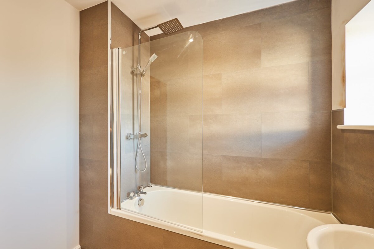 The Globe, Apartment 3, Guisborough - Host & Stay