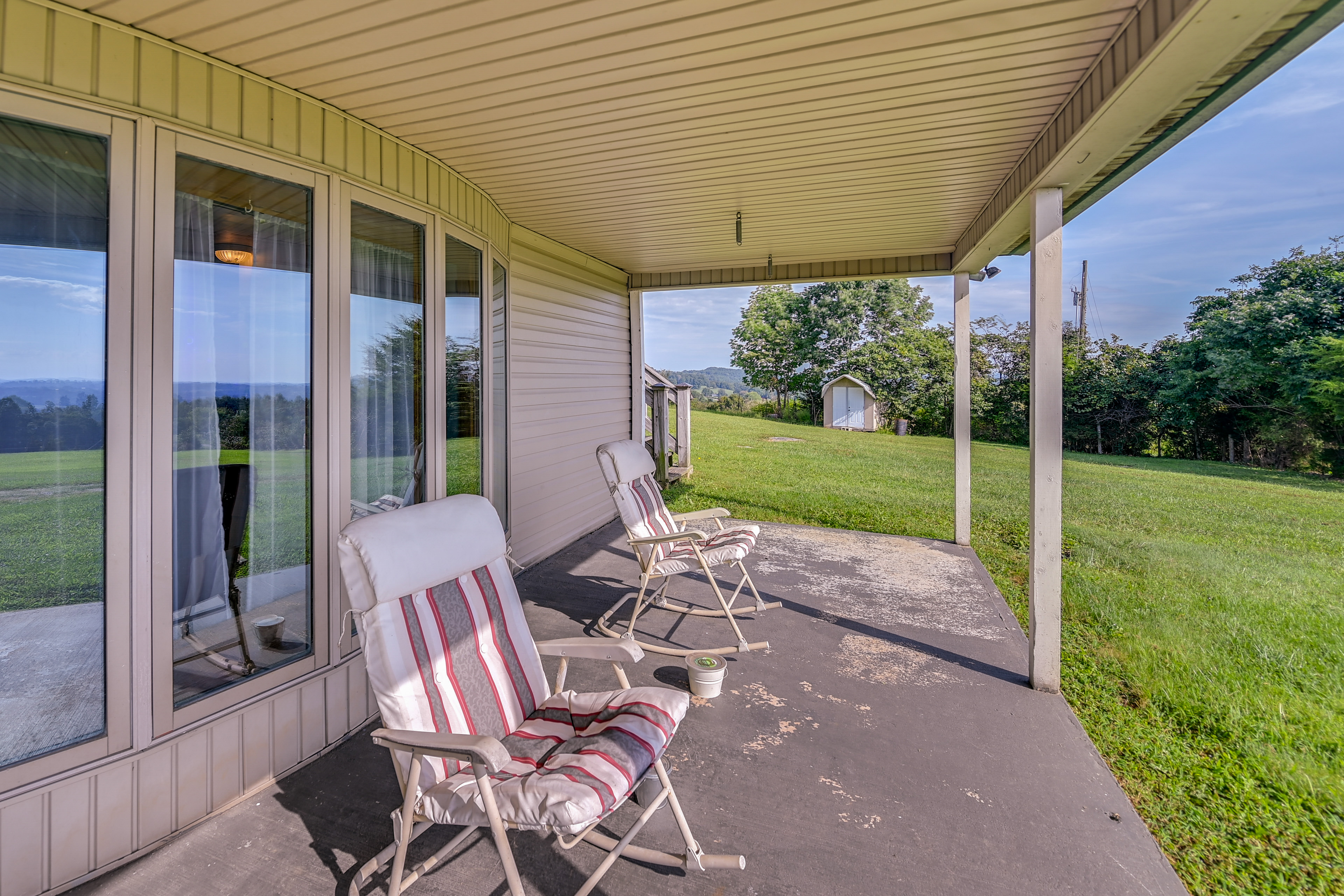 Cozy Kentucky Getaway w/ Panoramic Farm Views!