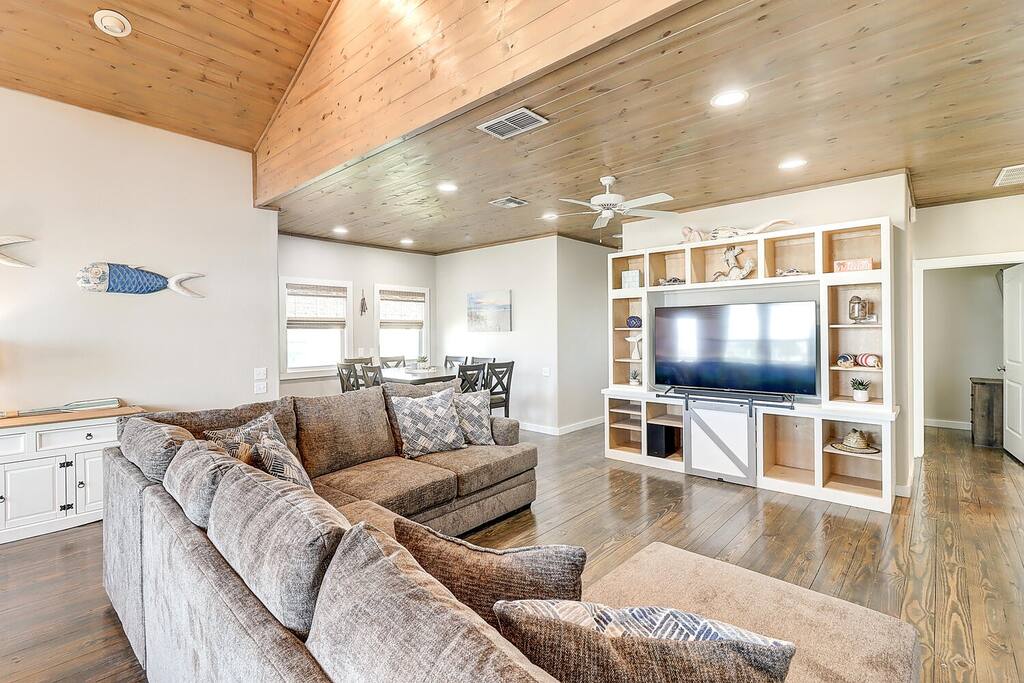 Open Concept Living Room and Kitchen for entertainment