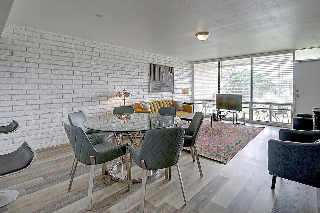 Dining table seats 6