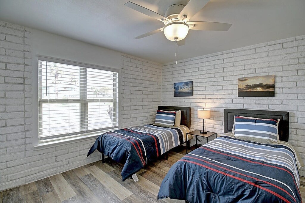 Guest bedroom with Twin beds