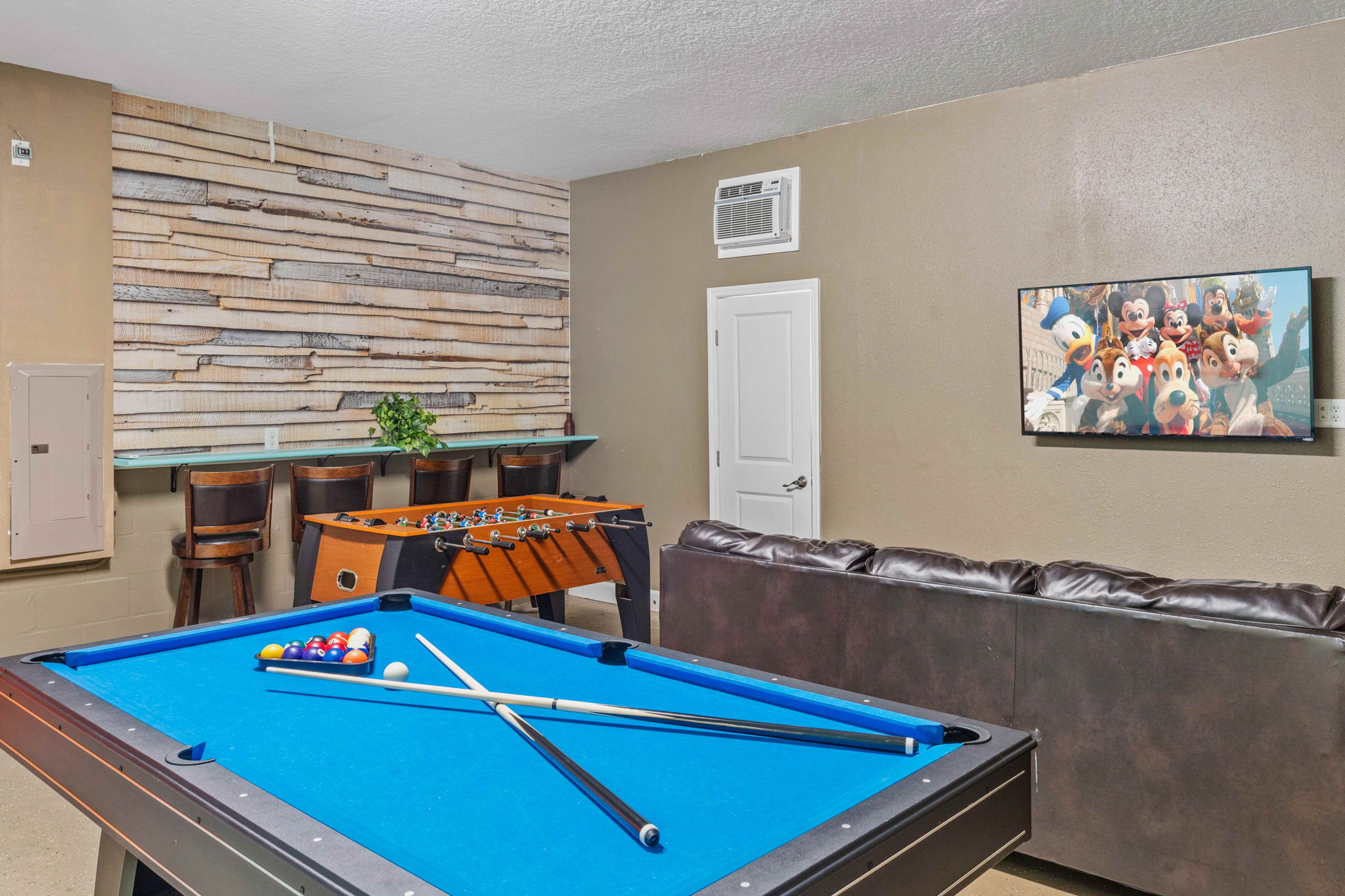 The game room at Vista Cay Resort features a classic pool table, inviting guests to enjoy friendly competition and leisurely fun in a vibrant and engaging atmosphere, creating memorable moments for all to cherish.